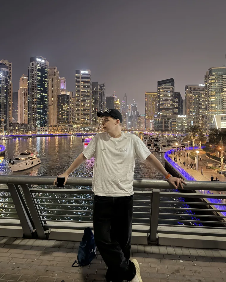Ksawery Kamiński wieczorem na promenadzie Dubai Marina